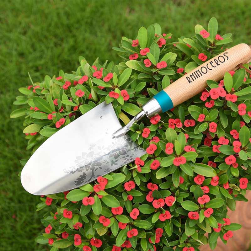 small-garden-hand-shovel-operation