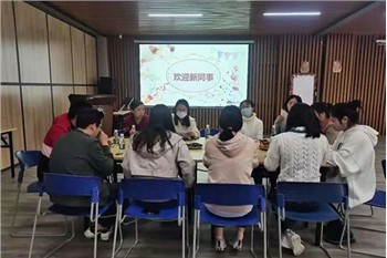 Oryantasyon an ap kòmanse