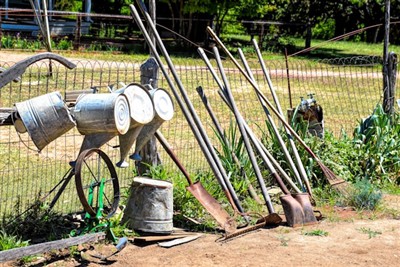Ki sa ki eleman debaz yo nan konsepsyon jaden flè ak zouti esansyèl pou jaden?